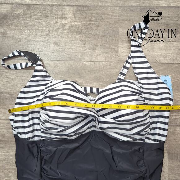 Yonique Plus Size Twist Front One Piece Swimsuit Size 28W - Picture 5 of 7